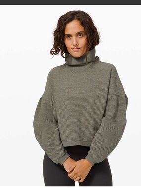 Lululemon • Peaceful Moments
Pullover • Size M